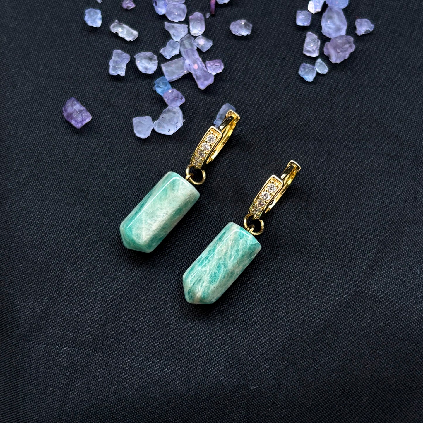 Aros enchapados en oro con microcircones con piedra amazonita
