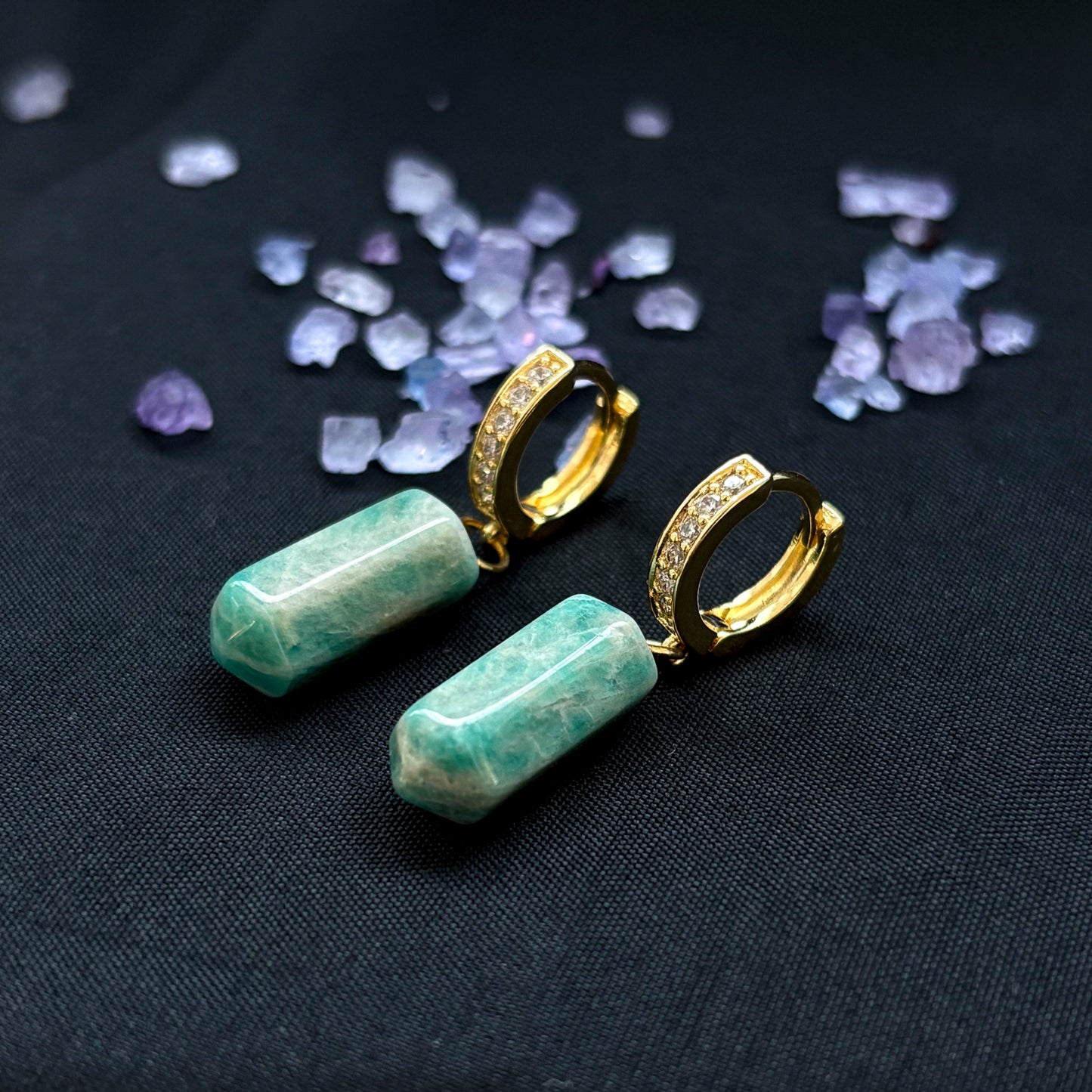 Aros enchapados en oro con microcircones con piedra amazonita