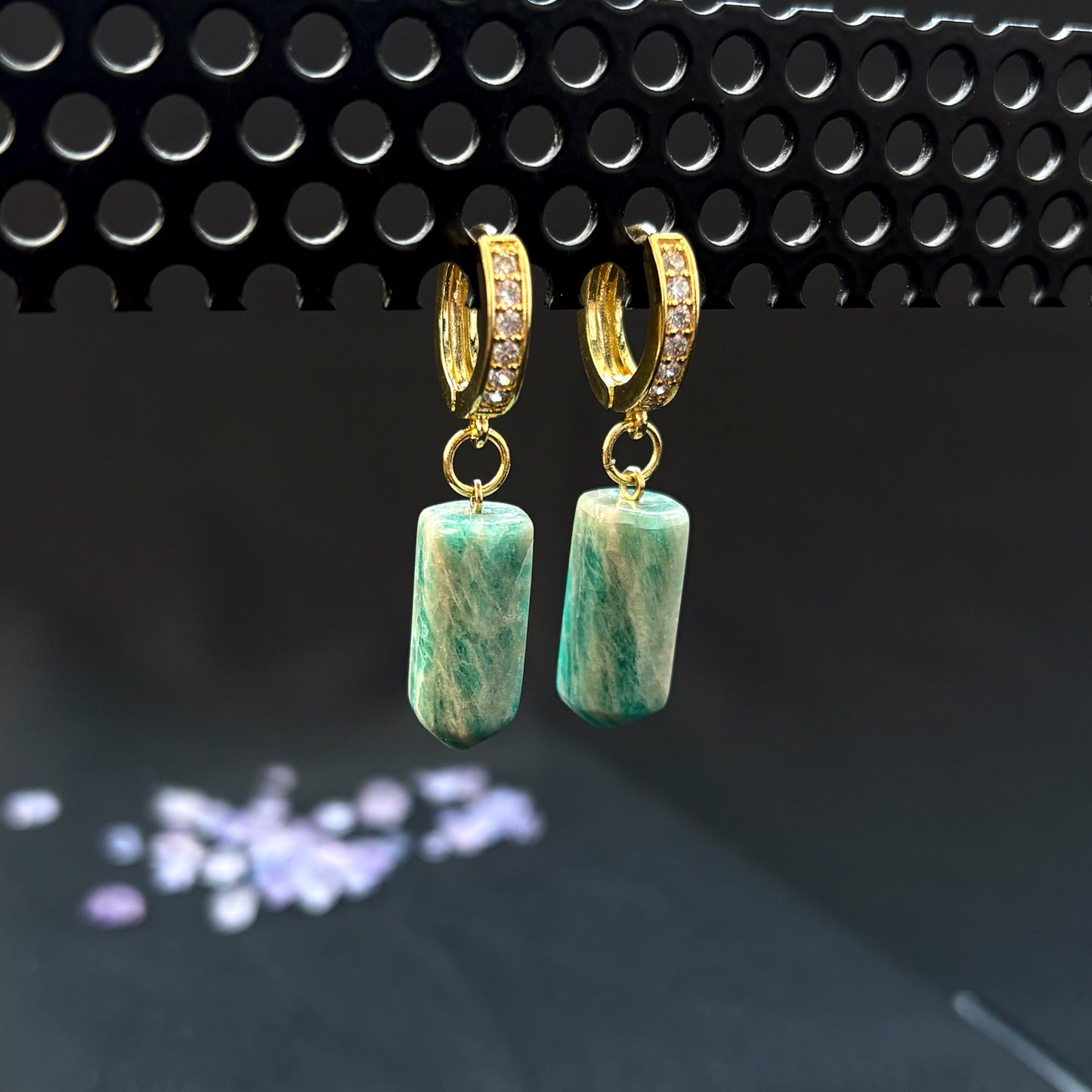 Aros enchapados en oro con microcircones con piedra amazonita