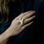 Anillo flor acero inoxidable bañado en oro 18k con piedra luna