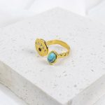 Anillo enchapado en oro con piedra turquesa